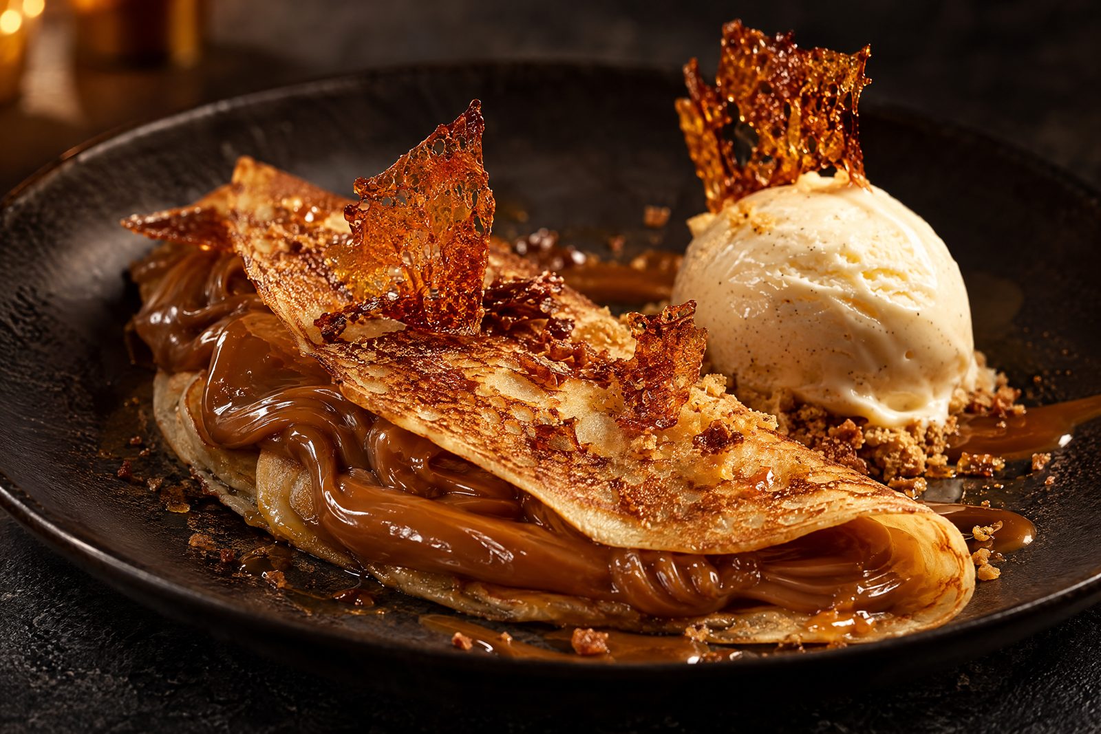 Panqueca crocante de doce de leite com sorvete de creme